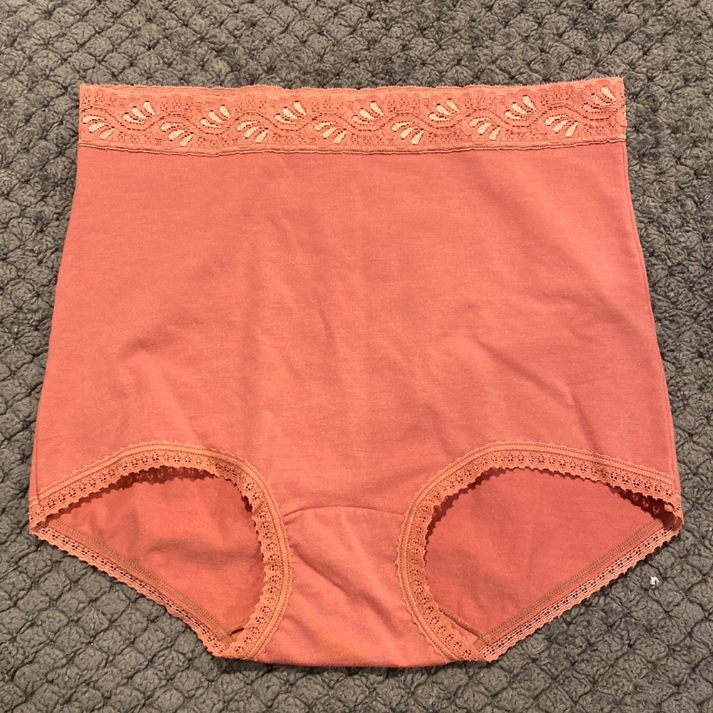 NWOT Leonisa size Medium COLOMBIAN UNDERWEAR